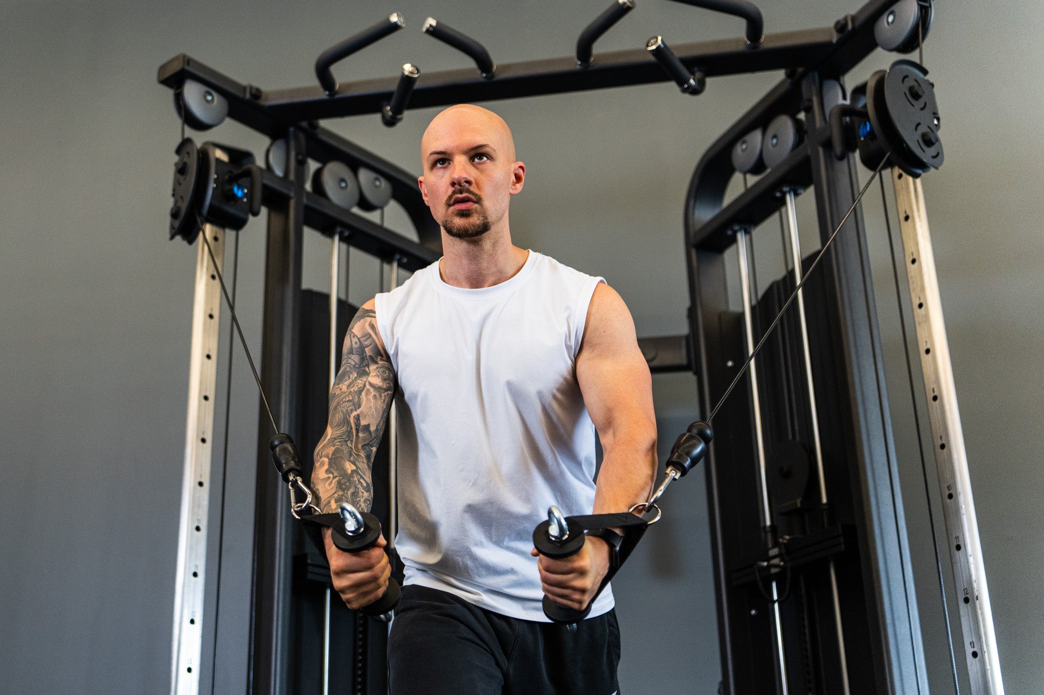 Single-arm pushdown, controlled wrist angle